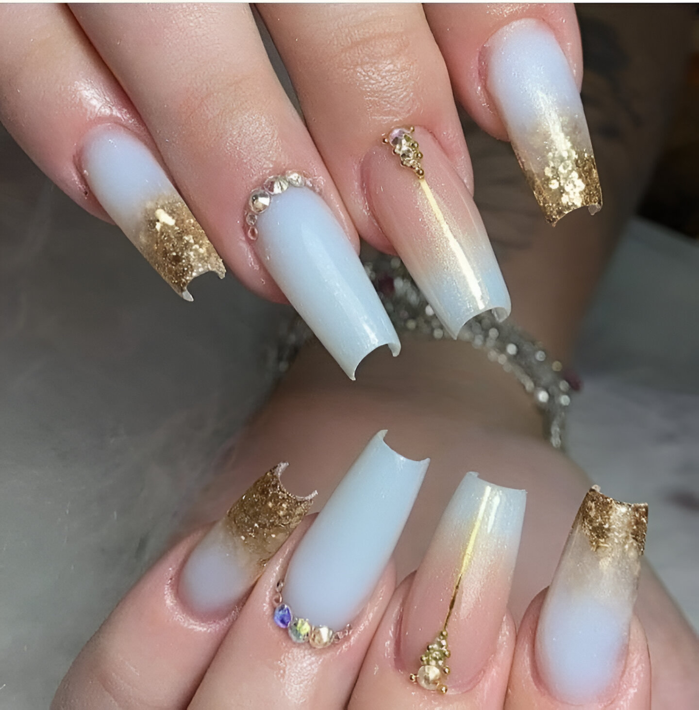 30 Elegant White And Gold Nail Ideas For Chic Ladies