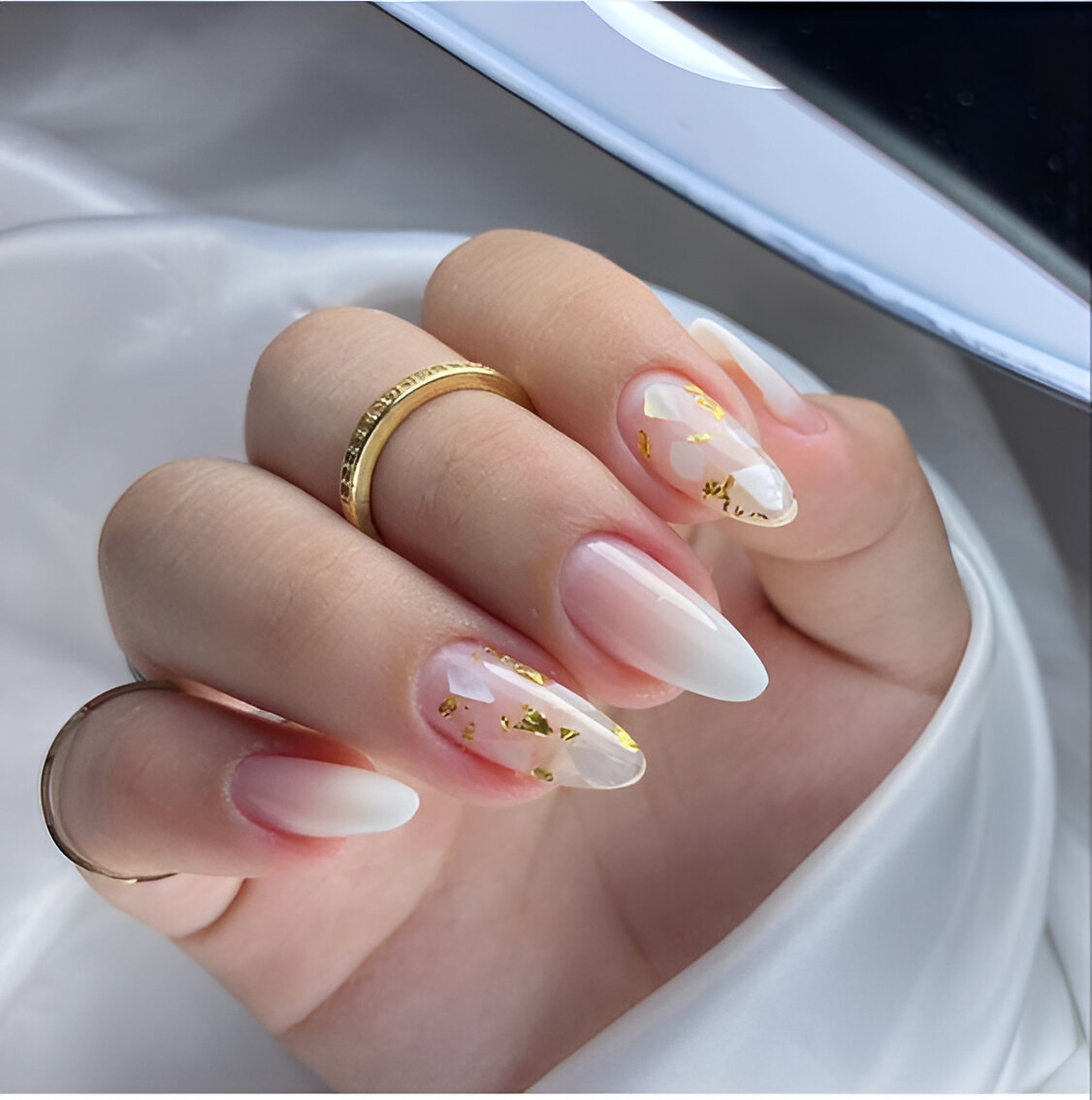 30 Elegant White And Gold Nail Ideas For Chic Ladies