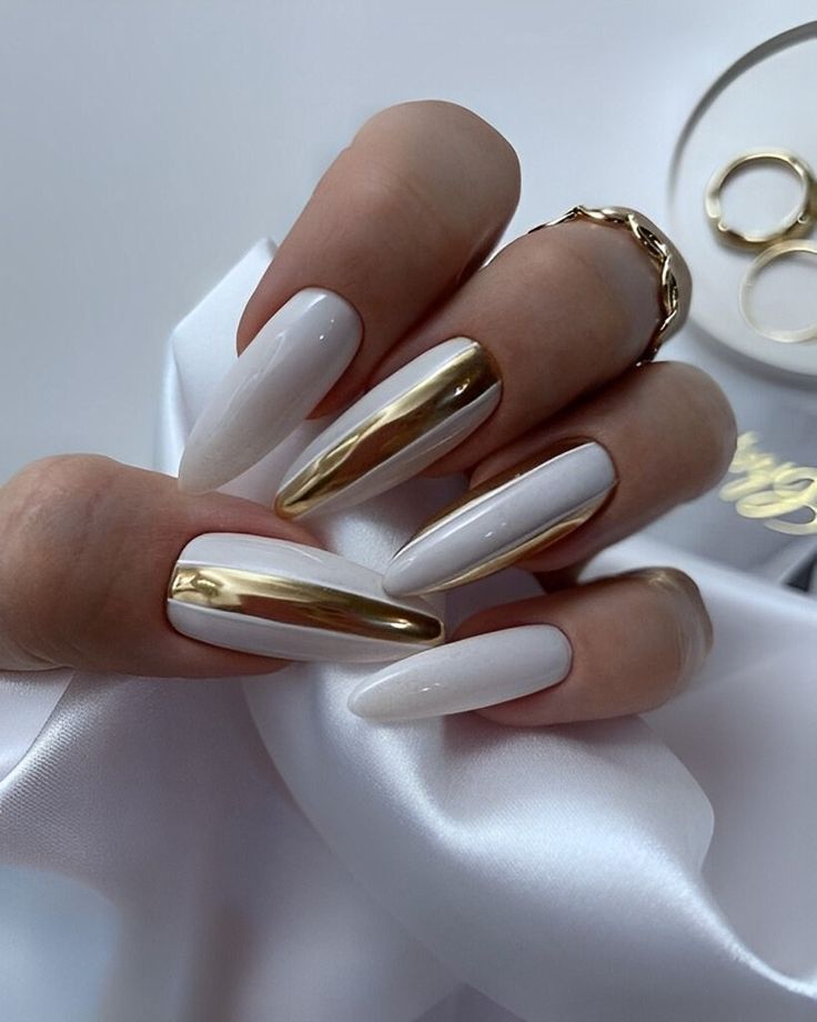 30 Elegant White And Gold Nail Ideas For Chic Ladies