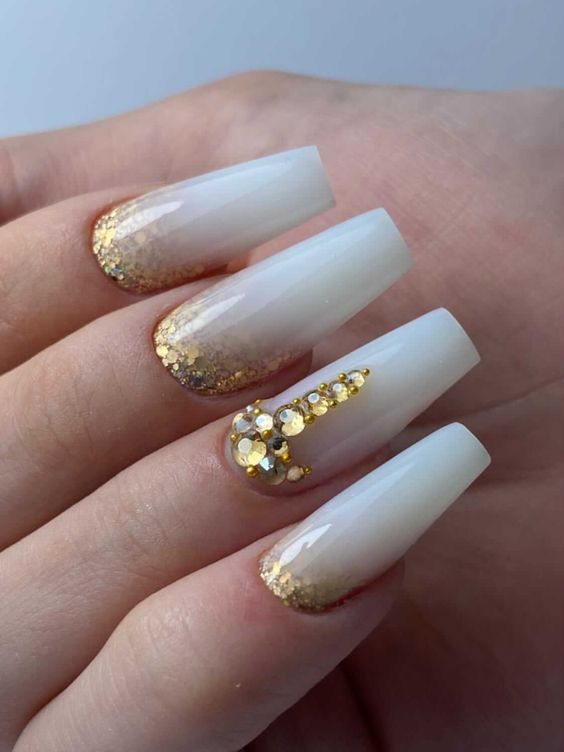 30 Elegant White And Gold Nail Ideas For Chic Ladies