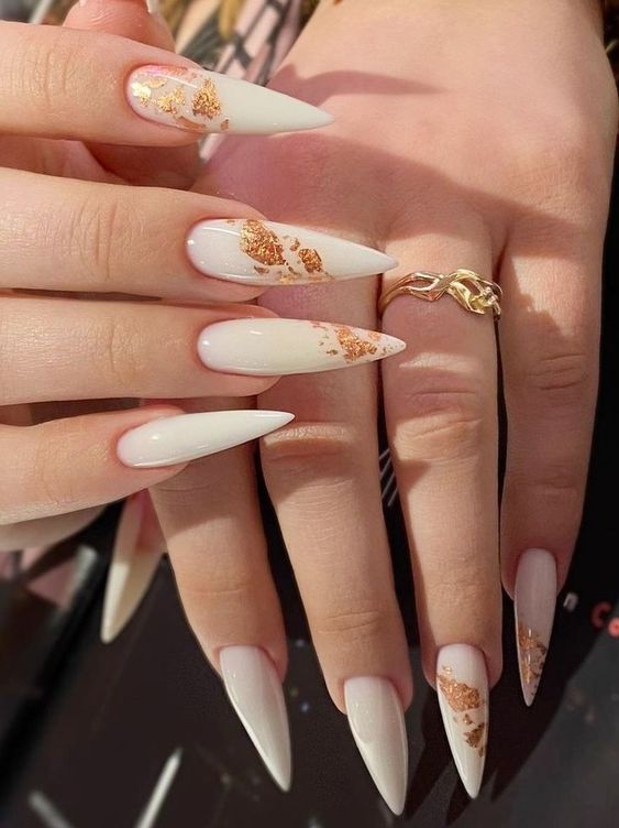 30 Elegant White And Gold Nail Ideas For Chic Ladies