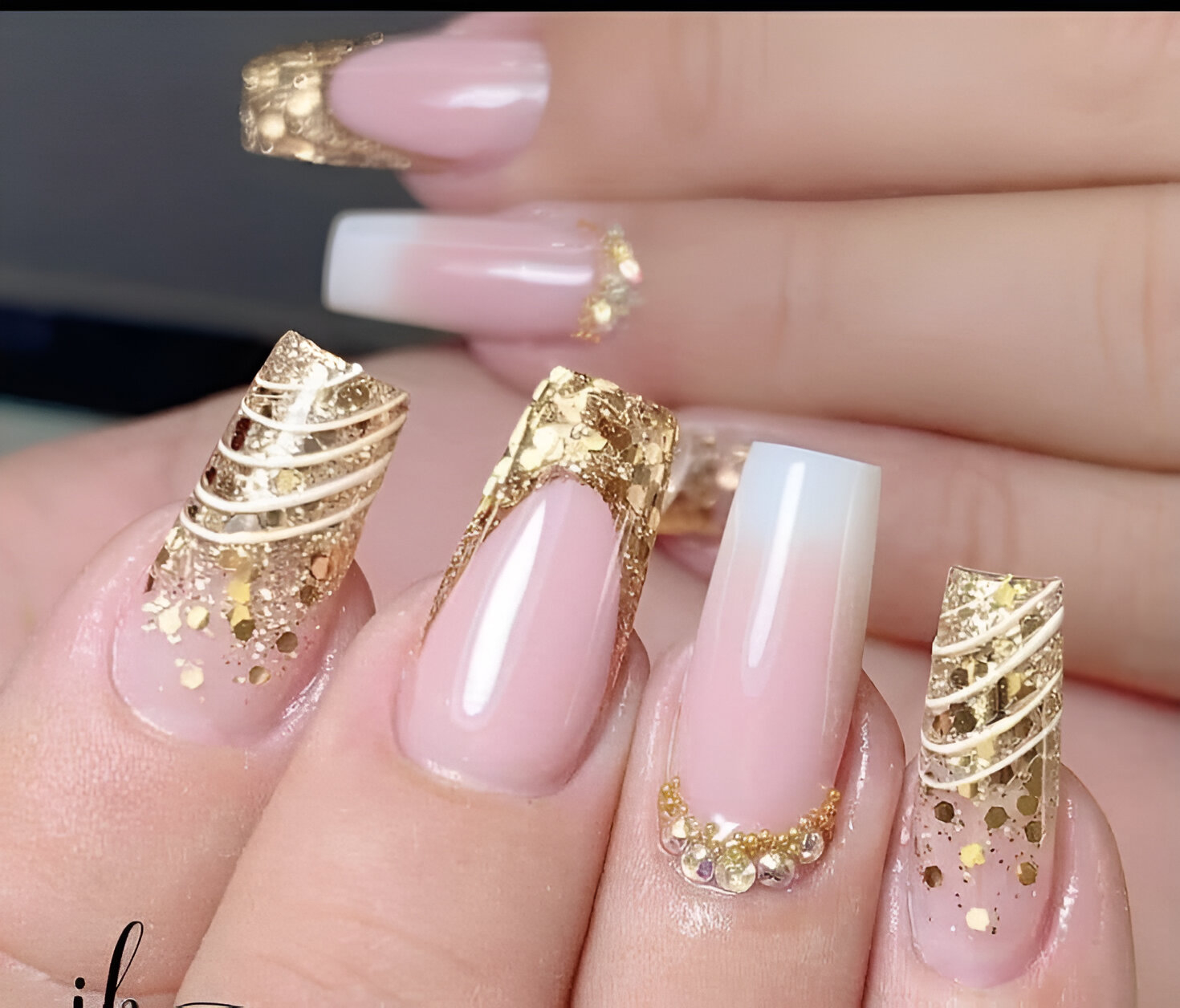 30 Elegant White And Gold Nail Ideas For Chic Ladies