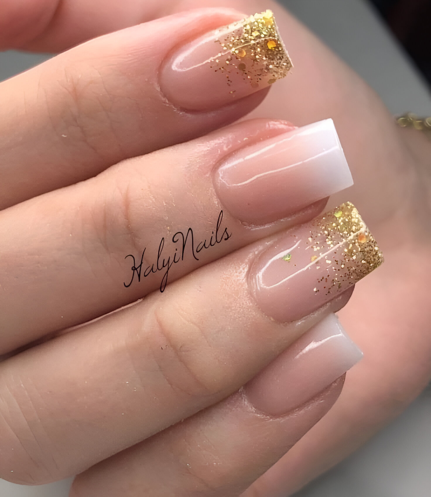 30 Elegant White And Gold Nail Ideas For Chic Ladies