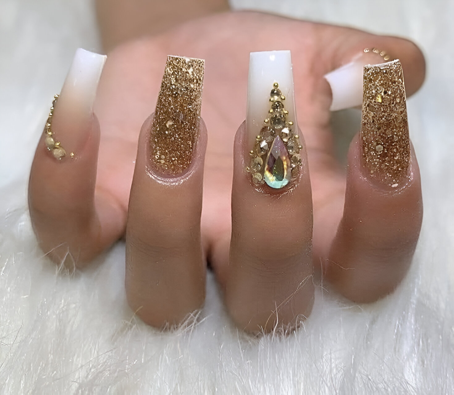 30 Elegant White And Gold Nail Ideas For Chic Ladies