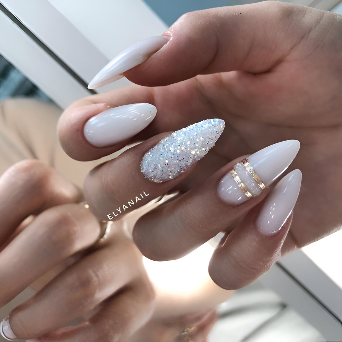 30 Elegant White And Gold Nail Ideas For Chic Ladies