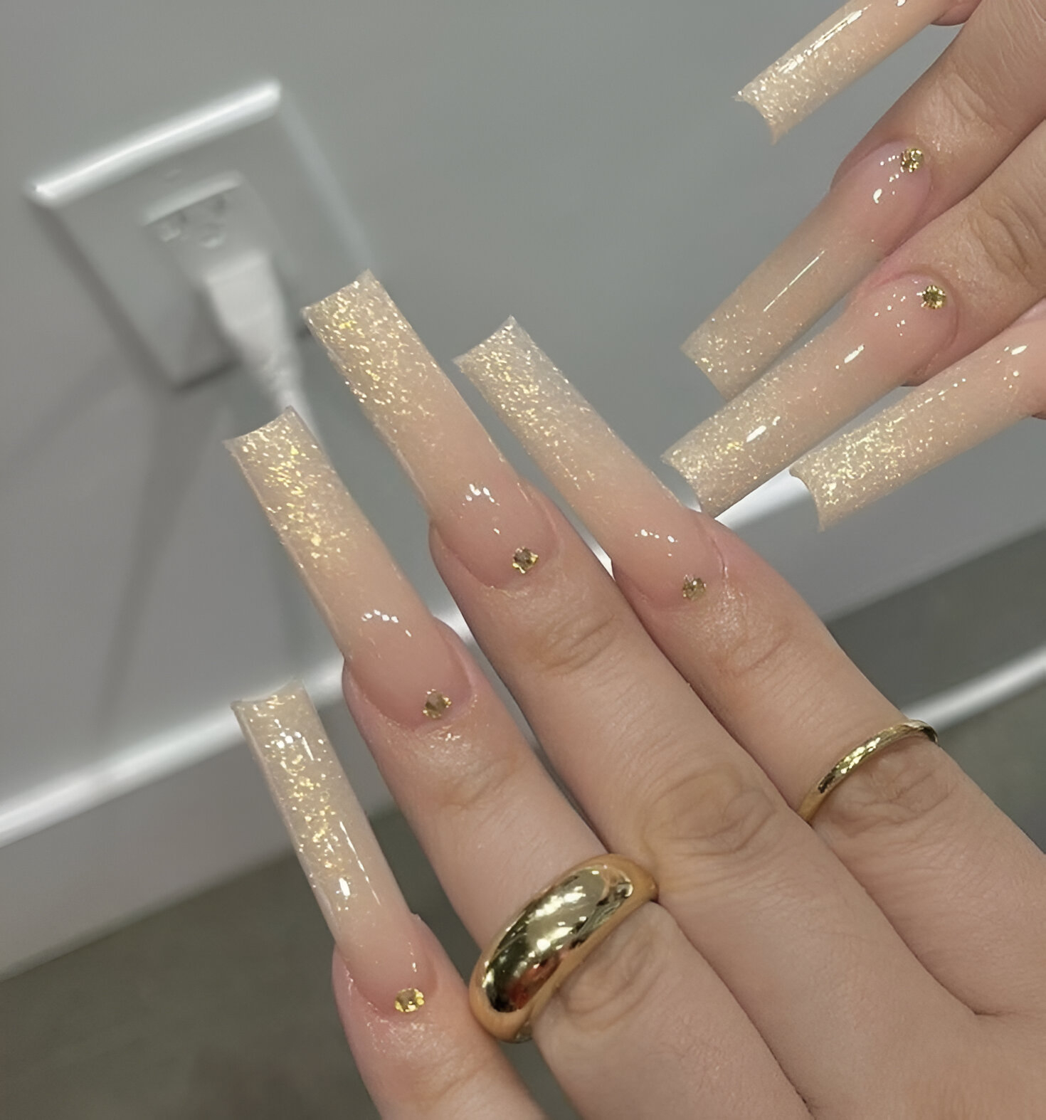 30 Elegant White And Gold Nail Ideas For Chic Ladies