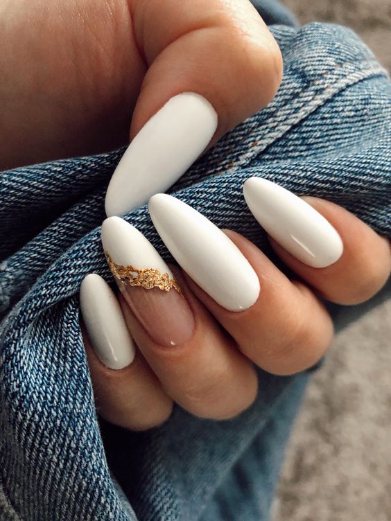 30 Elegant White And Gold Nail Ideas For Chic Ladies