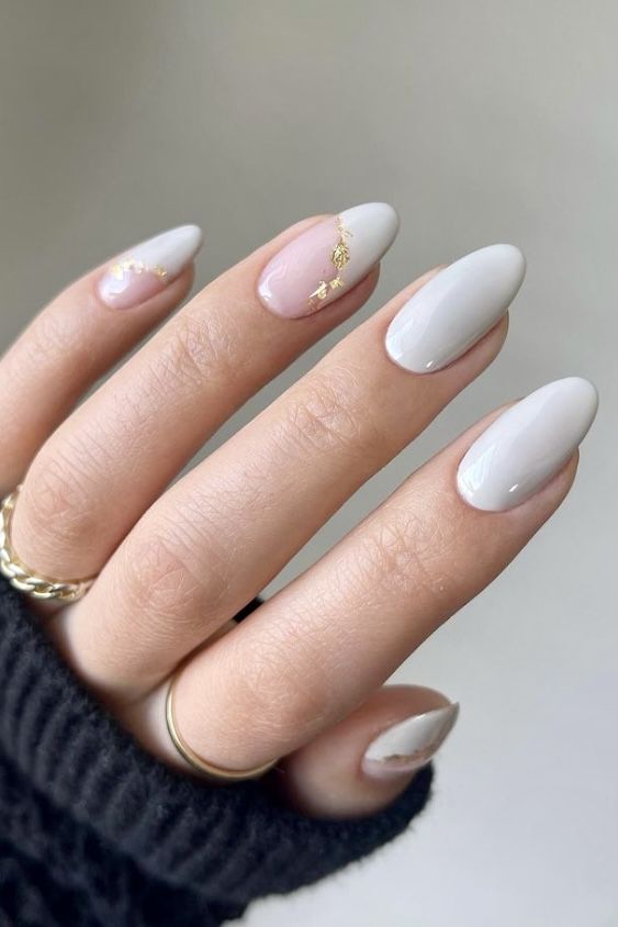 30 Elegant White And Gold Nail Ideas For Chic Ladies