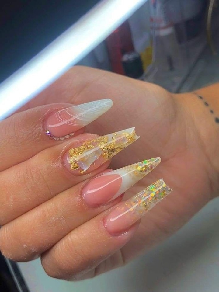 30 Elegant White And Gold Nail Ideas For Chic Ladies