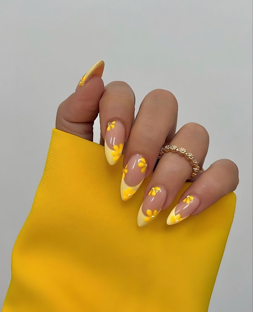 40 Stunning Yellow Acrylic Nails To Shine All Year Long