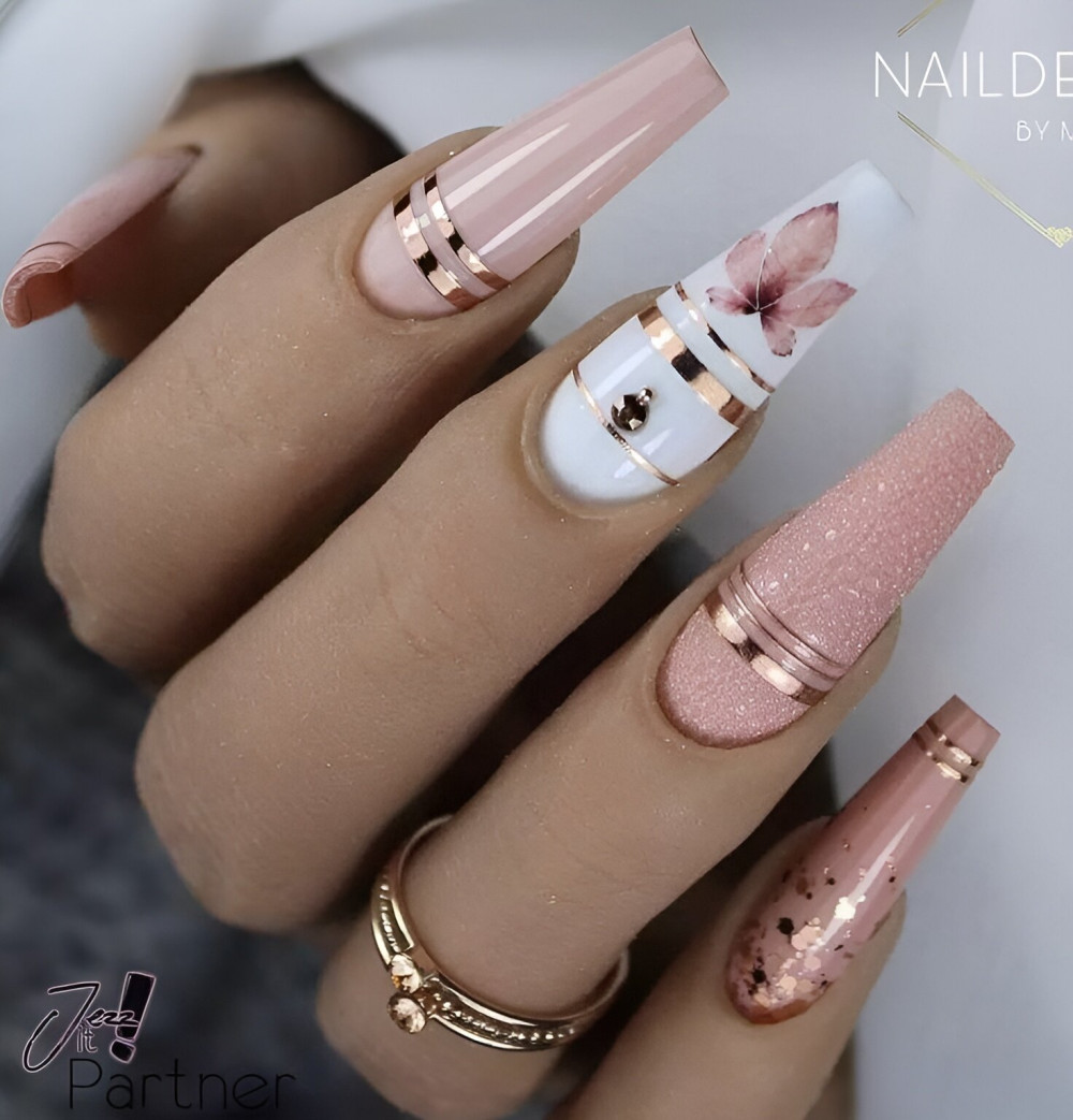 45 Feminine Nail Art Ideas To Turn Your Hands Into Flowers