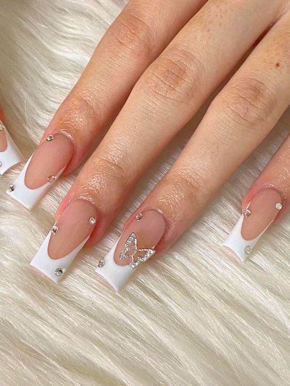 Discover 30 glamorous white nail designs that will make you the center of attention.