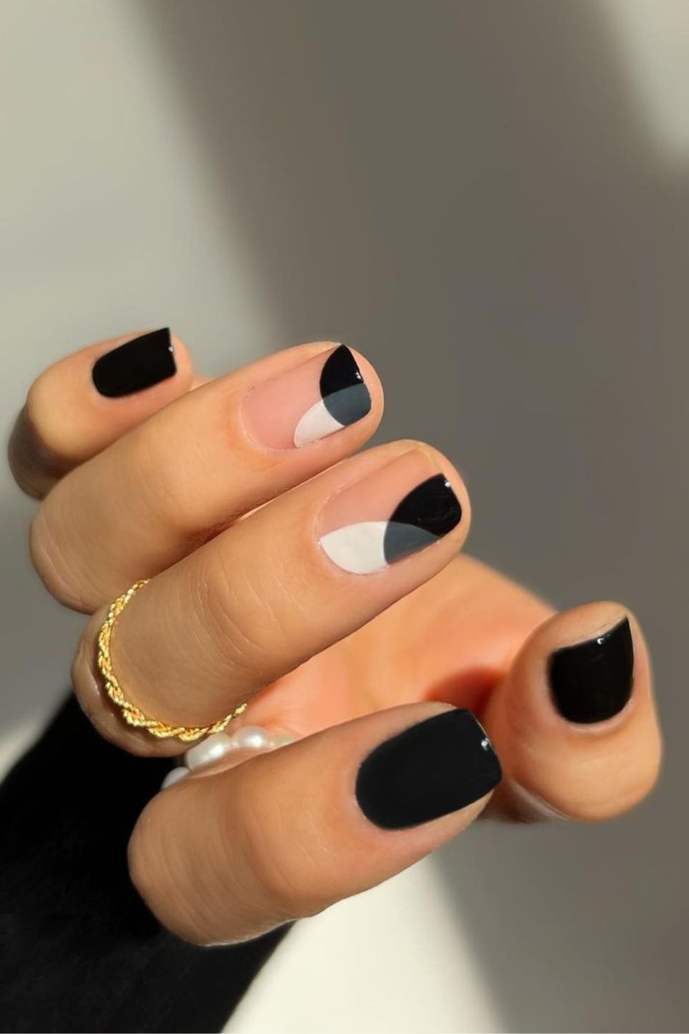 Black nails with geometric design